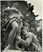 1978, Warszawa, Polska.
Aktor Mirosław Konarowski przy rzeźbie Wenus w Ogrodzie Saskim.
Fot. Irena Jarosińska, zbiory Ośrodka KARTA