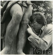 1978, Warszawa, Polska.
Aktor Mirosław Konarowski przy rzeźbie Wenus w Ogrodzie Saskim.
Fot. Irena Jarosińska, zbiory Ośrodka KARTA