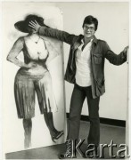 1978, Warszawa, Polska.
Aktor Mirosław Konarowski na wystawie rysunków Grzegorza Morycińskiego z cyklu 