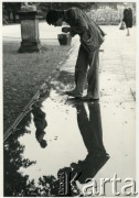 1978, Warszawa, Polska.
Aktor Mirosław Konarowski w Ogrodzie Saskim.
Fot. Irena Jarosińska, zbiory Ośrodka KARTA