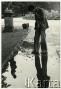 1978, Warszawa, Polska.
Aktor Mirosław Konarowski w Ogrodzie Saskim.
Fot. Irena Jarosińska, zbiory Ośrodka KARTA