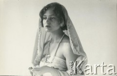 Brak daty, Polska.
Sesja zdjęciowa.
Fot. Irena Jarosińska, zbiory Ośrodka KARTA