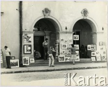 Lata 70., Kazimierz Dolny, Polska.
Sprzedaż obrazów przed wejściem do Domu Architekta SARP.
Fot. Irena Jarosińska, zbiory Ośrodka KARTA