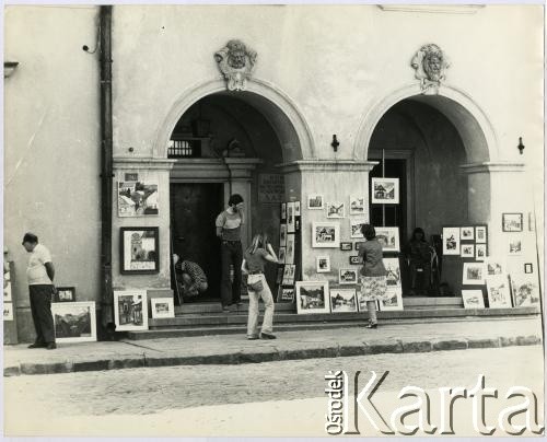 Lata 70., Kazimierz Dolny, Polska.
Sprzedaż obrazów przed wejściem do Domu Architekta SARP.
Fot. Irena Jarosińska, zbiory Ośrodka KARTA