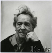 Zima 1979, Polska.
Grafik i rysownik profesor Tadeusz Kulisiewicz.
Fot. Irena Jarosińska, zbiory Ośrodka KARTA 
