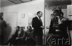 1987, Warszawa, Polska.
Wernisaż w pracowni Ireny Jarosińskiej. Na ścianach obrazy Edwarda Narkiewicza.
Fot. Irena Jarosińska, zbiory Ośrodka KARTA