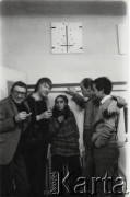 1987, Warszawa, Polska.
Wernisaż w pracowni Ireny Jarosińskiej. Stoją od lewej: malarz Włodzimierz Borowski, fotograf Tadeusz Rolke, NN, kierownik Galerii Foksal Władysław Borowski, malarz Koji Kamoji (na scianie jego praca).
Fot. Irena Jarosińska, zbiory Ośrodka KARTA