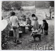 1982, Grobka, Polska.
Uczestnicy pleneru malarskiego, zorganizowanego na działce fotoreporterki Ireny Jarosińskiej, wśród nich malarz Włodzimierz Borowski (siedzi w środku).
Fot. Irena Jarosińska, zbiory Ośrodka KARTA