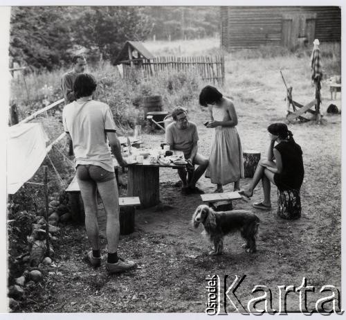 1982, Grobka, Polska.
Uczestnicy pleneru malarskiego, zorganizowanego na działce fotoreporterki Ireny Jarosińskiej, wśród nich malarz Włodzimierz Borowski (siedzi w środku).
Fot. Irena Jarosińska, zbiory Ośrodka KARTA