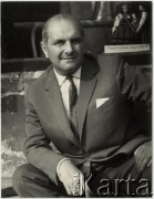 1965, Warszawa, Polska
Poeta, satyryk i aforysta Stanisław Jerzy Lec na rynku Starego Miasta.
Fot. Irena Jarosińska, zbiory Ośrodka KARTA