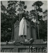 Brak daty, Polska.
Przedstawienie teatralne.
Fot. Irena Jarosińska, zbiory Ośrodka KARTA