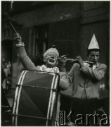 Brak daty, Kraków, Polska.
Otrzęsiny na Rynku Głównym pod Sukiennicami.
Fot. Irena Jarosińska, zbiory Ośrodka KARTA