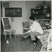 Lata 60., Warszawa, Polska
Malarz Ahmed Cherkaoui w pracowni.
Fot. Irena Jarosińska, zbiory Ośrodka KARTA