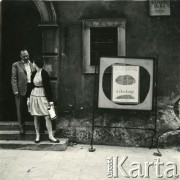 1961, Warszawa, Polska
Malarz Ahmed Cherkaoui przed wejściem do Galerii Krzywe Koło. Obok informacja o wystawie jego prac.
Fot. Irena Jarosińska, zbiory Ośrodka KARTA