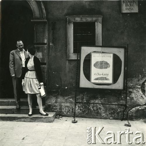 1961, Warszawa, Polska
Malarz Ahmed Cherkaoui przed wejściem do Galerii Krzywe Koło. Obok informacja o wystawie jego prac.
Fot. Irena Jarosińska, zbiory Ośrodka KARTA