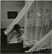 1961, Warszawa, Polska.
Fotografia wykonana w Galerii Krzywe Koło na wystawie prac malaraz Ahmeda Cherkaoui.
Fot. Irena Jarosińska, zbiory Ośrodka KARTA