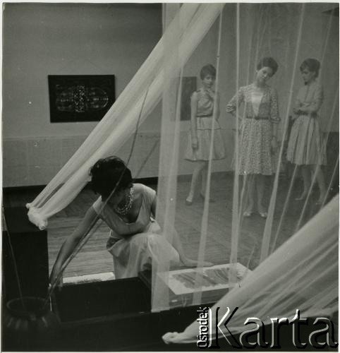 1961, Warszawa, Polska.
Fotografia wykonana w Galerii Krzywe Koło na wystawie prac malaraz Ahmeda Cherkaoui.
Fot. Irena Jarosińska, zbiory Ośrodka KARTA