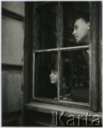 Lata 60., Warszawa, Polska.
Malarz Ahmed Cherkaoui w towarzystwie kobiety.
Fot. Irena Jarosińska, zbiory Ośrodka KARTA