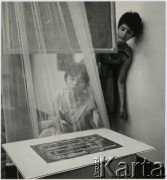 1961, Warszawa, Polska.
Fotografia wykonana w Galerii Krzywe Koło na wystawie prac malaraz Ahmeda Cherkaoui.
Fot. Irena Jarosińska, zbiory Ośrodka KARTA