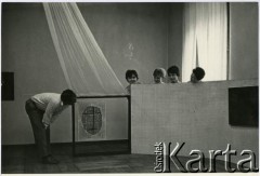 1961, Warszawa, Polska.
Fotografia wykonana w Galerii Krzywe Koło na wystawie prac malaraz Ahmeda Cherkaoui (z lewej).
Fot. Irena Jarosińska, zbiory Ośrodka KARTA
