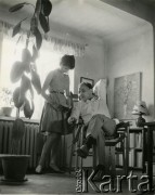 Lata 60., Warszawa, Polska.
Malarz Ahmed Cherkaoui w towarzystwie kobiety.
Fot. Irena Jarosińska, zbiory Ośrodka KARTA