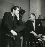 Lata 50., Polska.
Malarz i animator kultury Marian Bogusz (1. z lewej) i fotograf Stanisław Zieliński.
Fot. Irena Jarosińska, zbiory Ośrodka KARTA