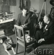 Lata 50., Polska.
Malarz i animator kultury Marian Bogusz (1. z lewej) i fotograf Stanisław Zieliński.
Fot. Irena Jarosińska, zbiory Ośrodka KARTA