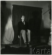 Lata 50. - 60., Warszawa, Polska.
Miron Białoszewski na scenie teatru.
Fot. Irena Jarosińska, zbiory Ośrodka Karta.