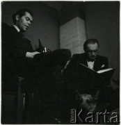 Lata 50., Polska.
Malarz i animator kultury Marian Bogusz (1. z lewej) i fotograf Stanisław Zieliński.
Fot. Irena Jarosińska, zbiory Ośrodka KARTA