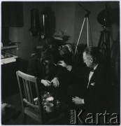 Lata 50., Polska.
Malarz i animator kultury Marian Bogusz (1. z lewej) i fotograf Stanisław Zieliński.
Fot. Irena Jarosińska, zbiory Ośrodka KARTA
