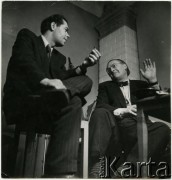 Lata 50., Polska.
Malarz i animator kultury Marian Bogusz (1. z lewej) i fotograf Stanisław Zieliński.
Fot. Irena Jarosińska, zbiory Ośrodka KARTA