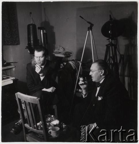 Lata 50., Polska.
Malarz i animator kultury Marian Bogusz (1. z lewej) i fotograf Stanisław Zieliński.
Fot. Irena Jarosińska, zbiory Ośrodka KARTA