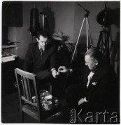 Lata 50., Polska.
Malarz i animator kultury Marian Bogusz (1. z lewej) i fotograf Stanisław Zieliński.
Fot. Irena Jarosińska, zbiory Ośrodka KARTA