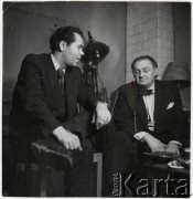 Lata 50., Polska.
Malarz i animator kultury Marian Bogusz (1. z lewej) i fotograf Stanisław Zieliński.
Fot. Irena Jarosińska, zbiory Ośrodka KARTA
