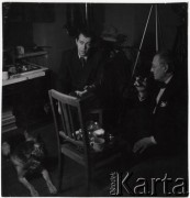 Lata 50., Polska.
Malarz i animator kultury Marian Bogusz (1. z lewej) i fotograf Stanisław Zieliński.
Fot. Irena Jarosińska, zbiory Ośrodka KARTA