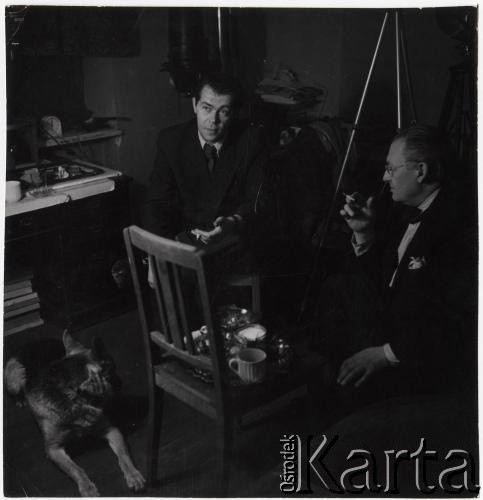 Lata 50., Polska.
Malarz i animator kultury Marian Bogusz (1. z lewej) i fotograf Stanisław Zieliński.
Fot. Irena Jarosińska, zbiory Ośrodka KARTA