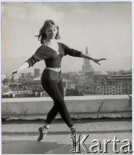 1958-1960, Warszawa, Polska.
Uczennica Ogólnokształcącej Szkoły Baletowej ćwiczy taniec na dachu szkoły przy ulicy Moliera. 
Fot. Irena Jarosińska, zbiory Ośrodka KARTA
