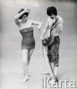 Brak daty, Polska.
Mężczyzna i kobieta z wężem.
Fot. Irena Jarosińska, zbiory Ośrodka KARTA
