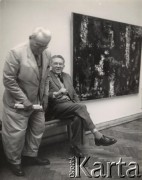 1960, Warszawa, Polska
Wystawa prac Alfreda Lenicy (1. z prawej) w Centralnym Biurze Wystaw Artystycznych (Zachęta). 
Fot. Irena Jarosińska, zbiory Ośrodka KARTA