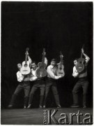 1956, Warszawa, Polska.
Występ sceniczny kabaretu „Koń”. Na scenie Zdzisław Leśniak (1. z lewej), Mieczysław Stoor, Stanisław Wyszyński i Jerzy Dąbrowski.
Fot. Irena Jarosińska, zbiory Ośrodka KARTA
