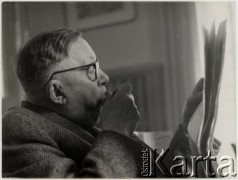 Brak daty, Polska.
Mężczyzna czytający gazetę.
Fot. Irena Jarosińska, zbiory Ośrodka KARTA

