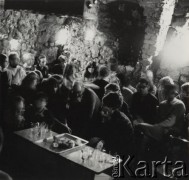 Brak daty, Polska.
Grupa osób we wnętrzu.
Fot. Irena Jarosińska, zbiory Ośrodka KARTA