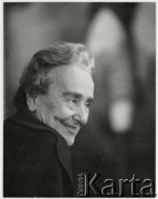 Czerwiec 1974, Warszawa, Polska.
Gabinet dyrektora w Muzeum Literatury im. Adama Mickiewicza. Spotkanie dyrektora Janusza Odrowąża-Pieniążka z profesor literatury polskiej z Włoch Mariną Bersano-Begey (na zdjęciu), w czasie którego profesor przekazała Muzeum srebrny kielich Andrzeja Towiańskiego ofiarowany mu przez uczniów w Zurichu 27 października 1866 roku oraz inne pamiątki, tzw. towianiki. 
Fot. Irena Jarosińska, zbiory Ośrodka KARTA