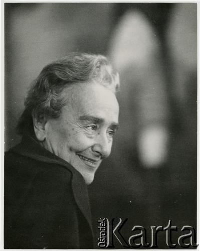 Czerwiec 1974, Warszawa, Polska.
Gabinet dyrektora w Muzeum Literatury im. Adama Mickiewicza. Spotkanie dyrektora Janusza Odrowąża-Pieniążka z profesor literatury polskiej z Włoch Mariną Bersano-Begey (na zdjęciu), w czasie którego profesor przekazała Muzeum srebrny kielich Andrzeja Towiańskiego ofiarowany mu przez uczniów w Zurichu 27 października 1866 roku oraz inne pamiątki, tzw. towianiki. 
Fot. Irena Jarosińska, zbiory Ośrodka KARTA