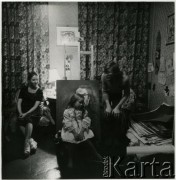 Lata 60. lub 70., Polska.
Malarka Viola Wieczorek i jej mąż Karol.
Fot. Irena Jarosińska, zbiory Ośrodka KARTA 

