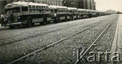 31.07.1955 - 4.08.1955, Warszawa, Polska.
V Światowy Festiwal Młodzieży i Studentów o Pokój i Przyjaźń. Autokary uczestników festiwalu.
Fot. Irena Jarosińska, zbiory Ośrodka KARTA