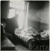 Marzec 1958, Warszawa, Polska.
Przeprowadzka Mirona Białoszewskiego - poety, prozaika, dramatopisarza i aktora teatralnego - z kamienicy przy ulicy Poznańskiej 37 na Plac Dąbrowskiego 7. Artysta plastyk Edward Krasiński.
Fot. Irena Jarosińska, zbiory Ośrodka KARTA