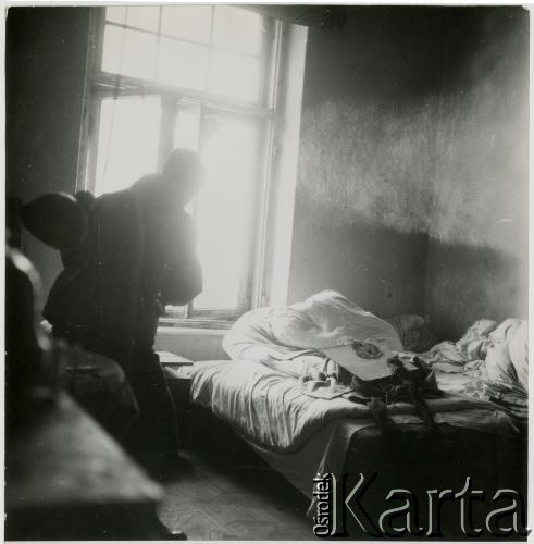 Marzec 1958, Warszawa, Polska.
Przeprowadzka Mirona Białoszewskiego - poety, prozaika, dramatopisarza i aktora teatralnego - z kamienicy przy ulicy Poznańskiej 37 na Plac Dąbrowskiego 7. Artysta plastyk Edward Krasiński.
Fot. Irena Jarosińska, zbiory Ośrodka KARTA