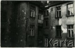 Lata 50. - 60., Warszawa, Polska.
Fragment kamienicy od strony podwórza.
Fot. Irena Jarosińska, zbiory Ośrodka KARTA
