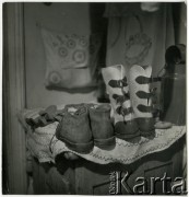 1952, Warszawa, Polska
Buty na stole w mieszkaniu Ireny Jarosińskiej przy ul. Świerczewskiego 61/20.
Fot. Irena Jarosińska, zbiory Ośrodka KARTA